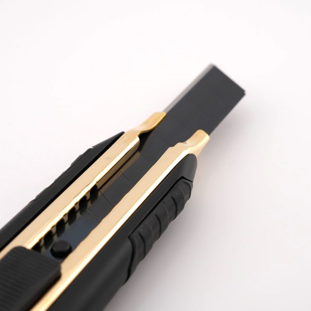 OLFA × KUROKIN 美工刀｜黑金魂限定版｜日本製黑刃 × 金屬導軌｜18mm 工程級切割刀